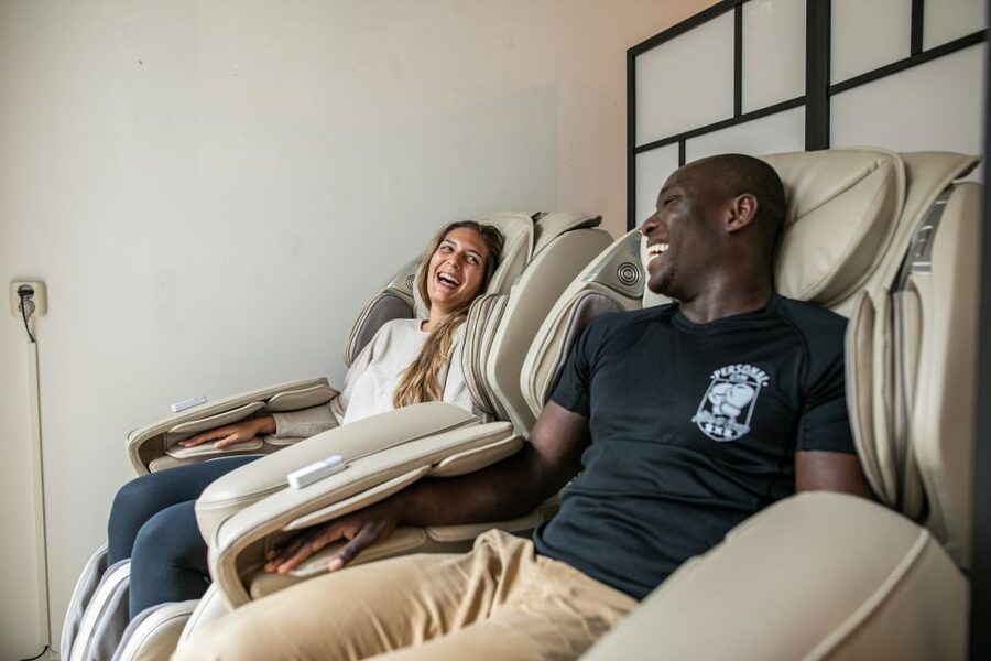 Amsterdam: Massage Session - Choosing between an energizing and sport massage