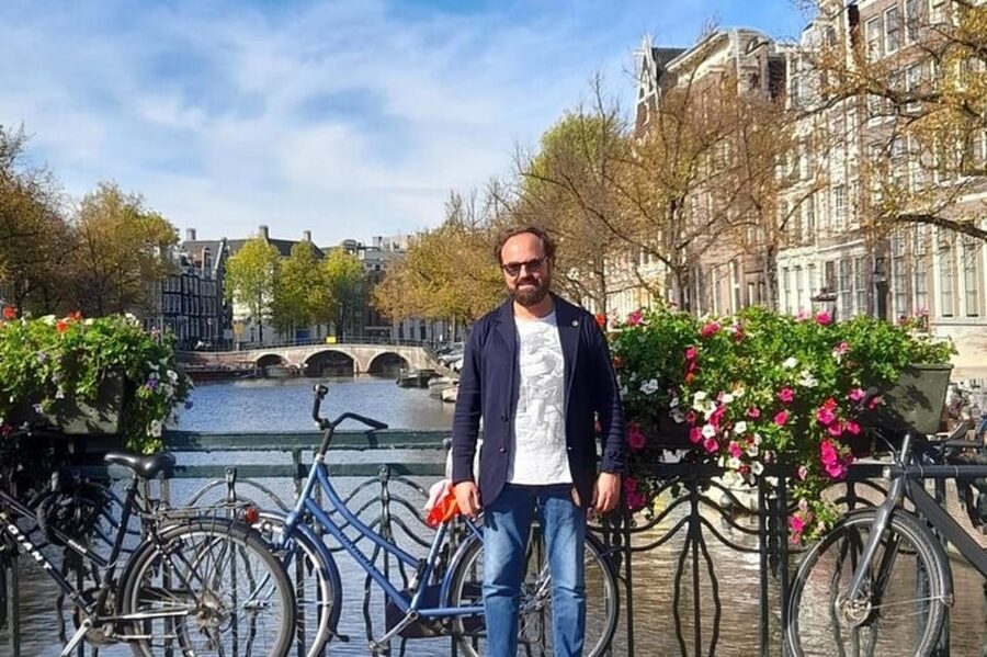 Amsterdam: Must-See Attractions Guided Walking Tour - Maison Descartes and the less obvious Amsterdam