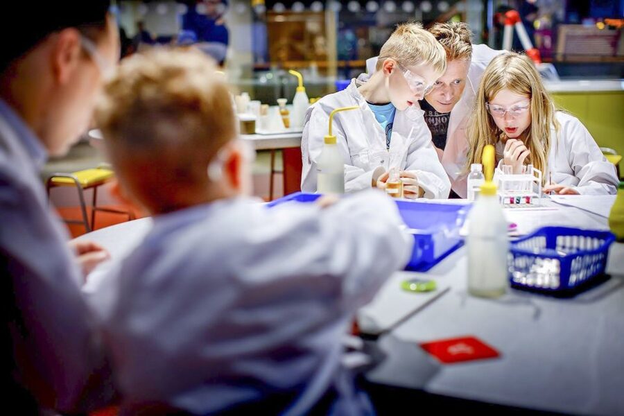Amsterdam: NEMO Science Museum Ticket - Videos and demonstrations add useful context