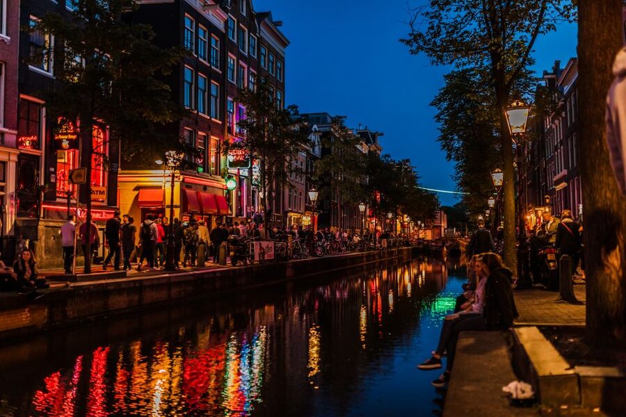 Amsterdam: Off-the-Beaten-Track Neighborhoods Private Tour - Meeting your host and planning the route