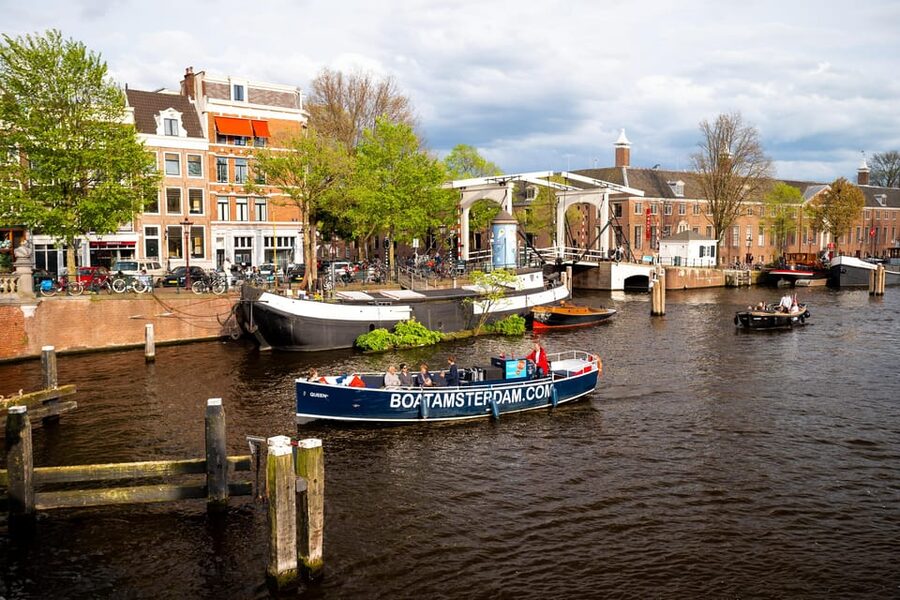 Amsterdam:Old City Canal Cruise with Live Guide and Open Bar - Amsterdam’s old center from canal level