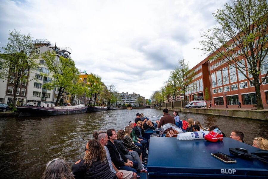 Amsterdam:Old City Canal Cruise with Live Guide and Open Bar - Westerkerk, the Jordaan, and the Anne Frank House