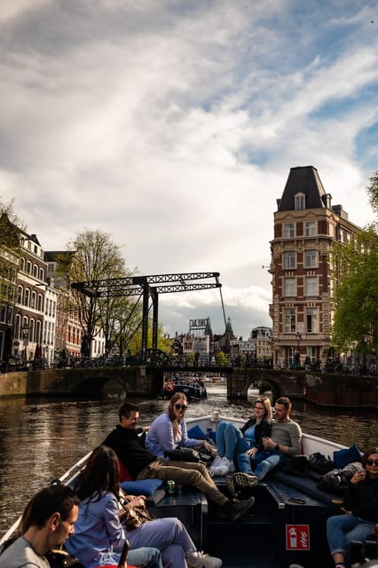 Amsterdam:Old City Canal Cruise with Live Guide and Open Bar - Who should book this canal cruise?