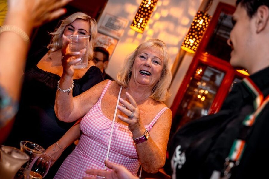 Amsterdam: Original Pub Crawl Party with VIP Entrance - Red Light District to Leidseplein
