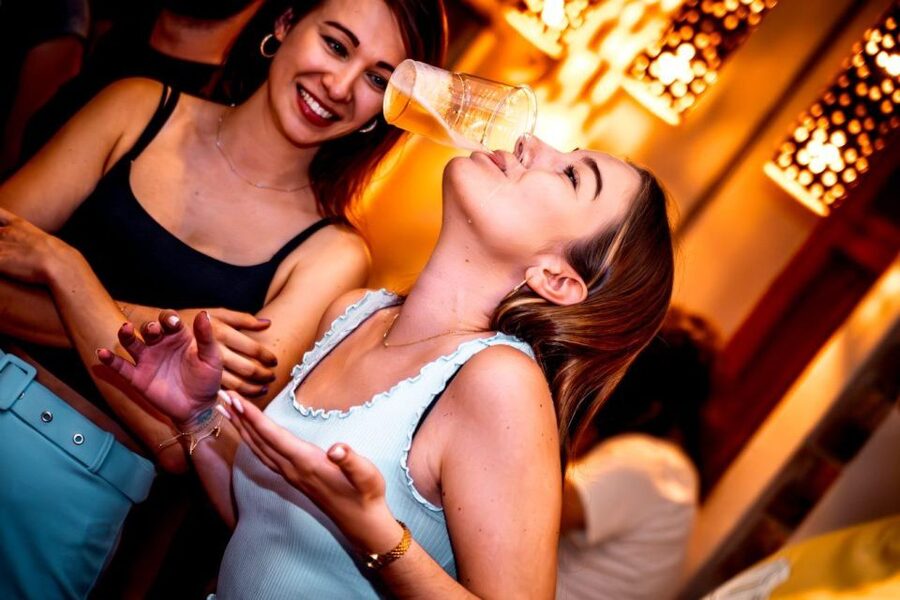 Amsterdam: Original Pub Crawl Party with VIP Entrance - Why the guide can make or break the night