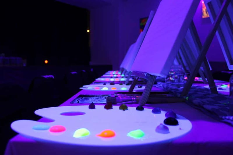 Amsterdam: Paint and Sip in the Dark at Rembrandt van Wine - The main strengths and limitations