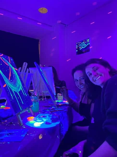 Amsterdam: Paint and Sip in the Dark at Rembrandt van Wine - Why the group size matters