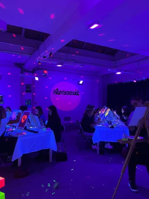 Amsterdam: Paint and Sip in the Dark at Rembrandt van Wine - A practical evening in Amsterdam