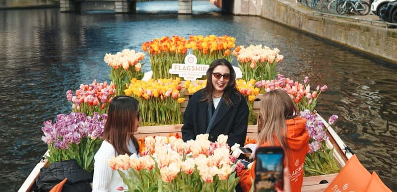 Amsterdam: Premium Tulip Boat Canal Tour - Along the canals toward Amsterdam’s grand houses