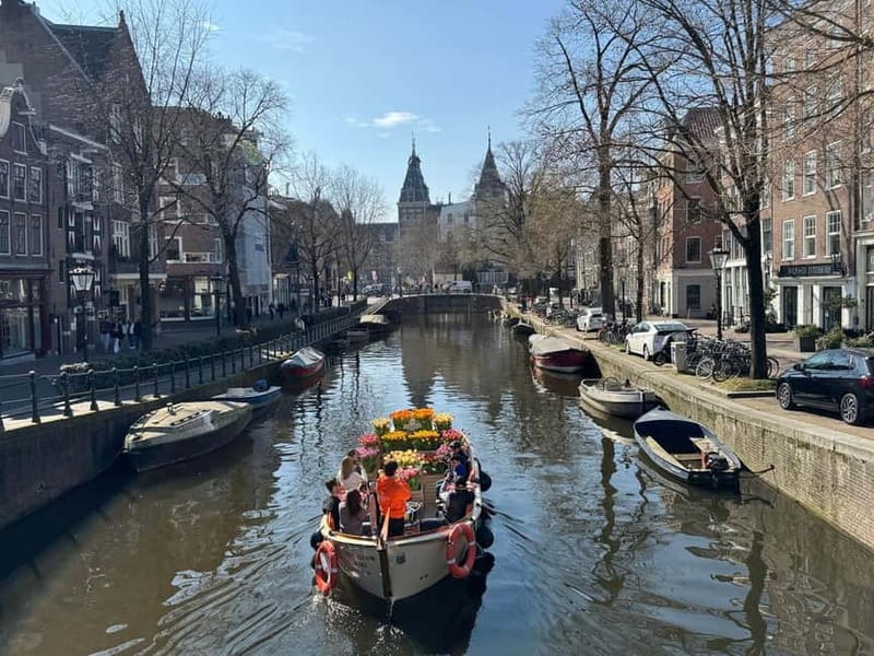 Amsterdam: Premium Tulip Boat Canal Tour - Starting at the dock and settling into the hour