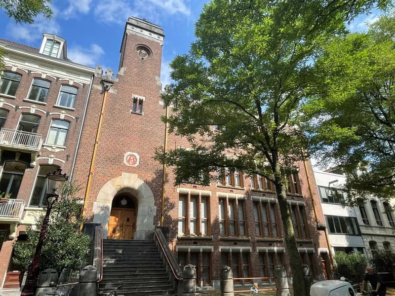 Amsterdam: Private Anne Frank and Jewish History Tour - Apple pie, a drink, and a needed pause
