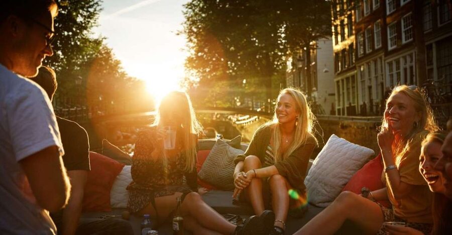 Amsterdam: Private BBQ Cruise with Personal Chef & Drinks - Unlimited drinks change the price calculation