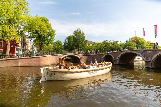 Amsterdam Private Boat Trip with Pizza and Unlimited Drinks - Guide quality and the importance of the skipper