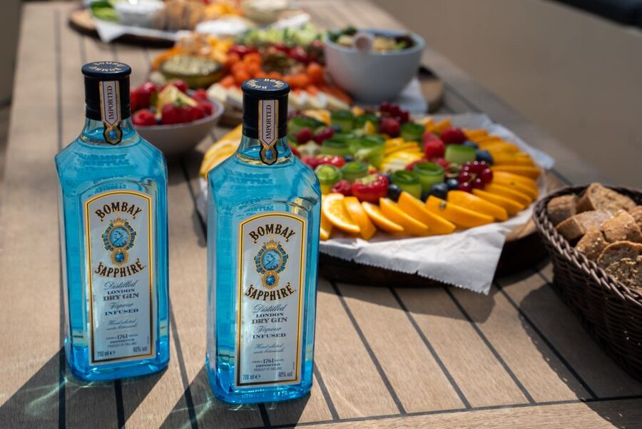 Amsterdam: Private Canal Booze Cruise with Unlimited Drinks - What the open bar really adds