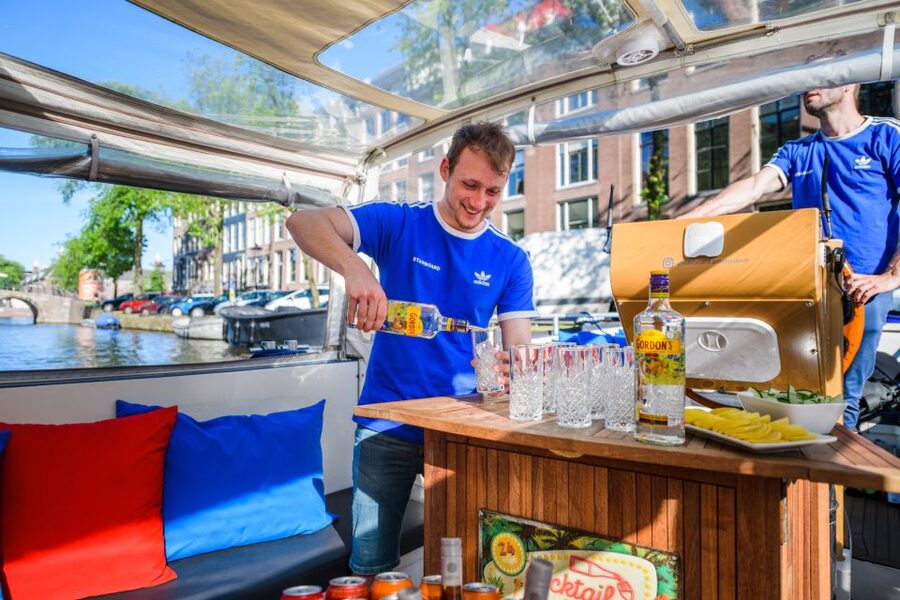 Amsterdam: Private Canal Booze Cruise with Unlimited Drinks - Twenty minutes on Herengracht