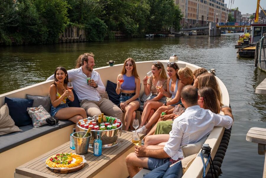 Amsterdam: Private Canal Booze Cruise with Unlimited Drinks - The final twenty minutes through Amsterdam’s canals