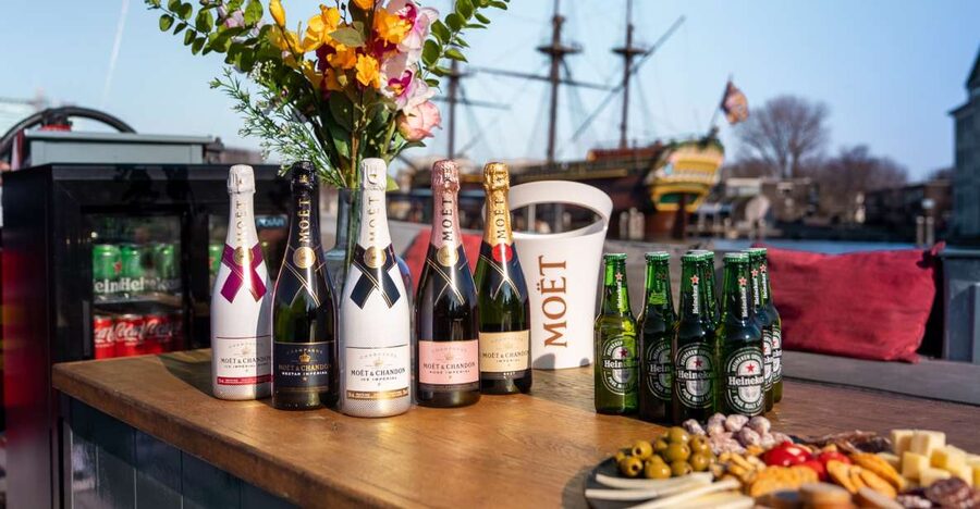 Amsterdam: Private Canal Cruise with Drinks and Snacks - Leaving from the Apple Store dock