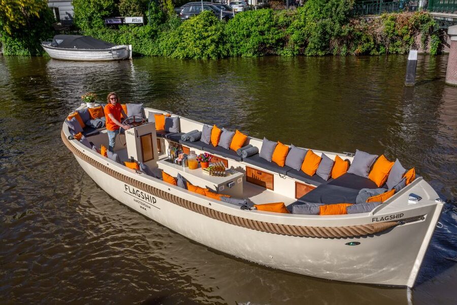 Amsterdam: Private Cruise with Drinks & Pizza or Burger - Who should book this canal cruise?
