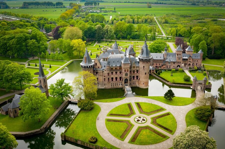 Amsterdam: Private green tour !!! Windmills, castle - Riding from Amsterdam in a private Tesla