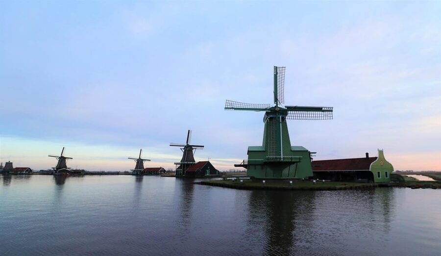Amsterdam: Private green tour !!! Windmills, castle - Volendam, fish snacks, and the harbor walk