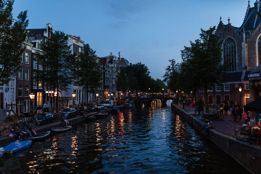 Amsterdam: Private Night Tour of Speakeasies and Bars - Choosing between pubs, cocktails, jenever, and clubs