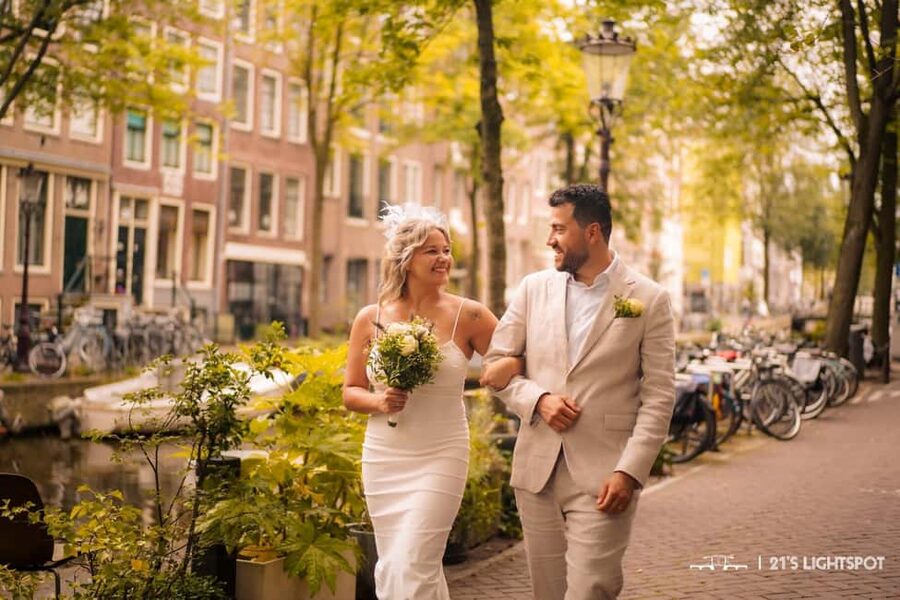 Amsterdam: Private Photoshoot for Couple, Family, or Solo - Makelaarsbruggetje: a quick bridge stop