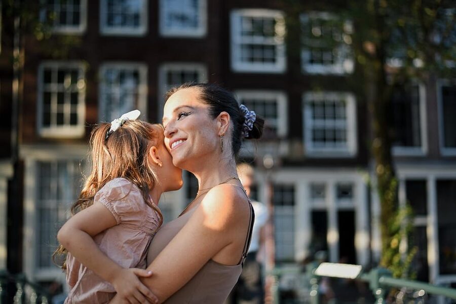 Amsterdam: Private Photoshoot in iconic locations - Meeting at the Rijksmuseum gardens