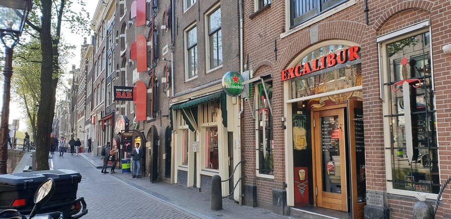 Amsterdam: Private Red Light District Tour in Spanish - Starting at Amsterdam Central Station