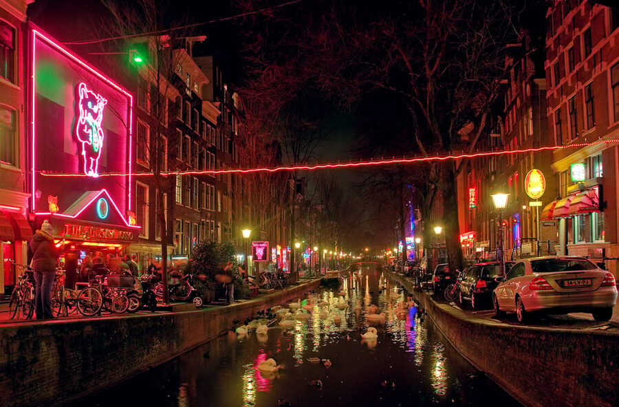 Amsterdam: Private Red Light District Tour in Spanish - Understanding the Red Light District today