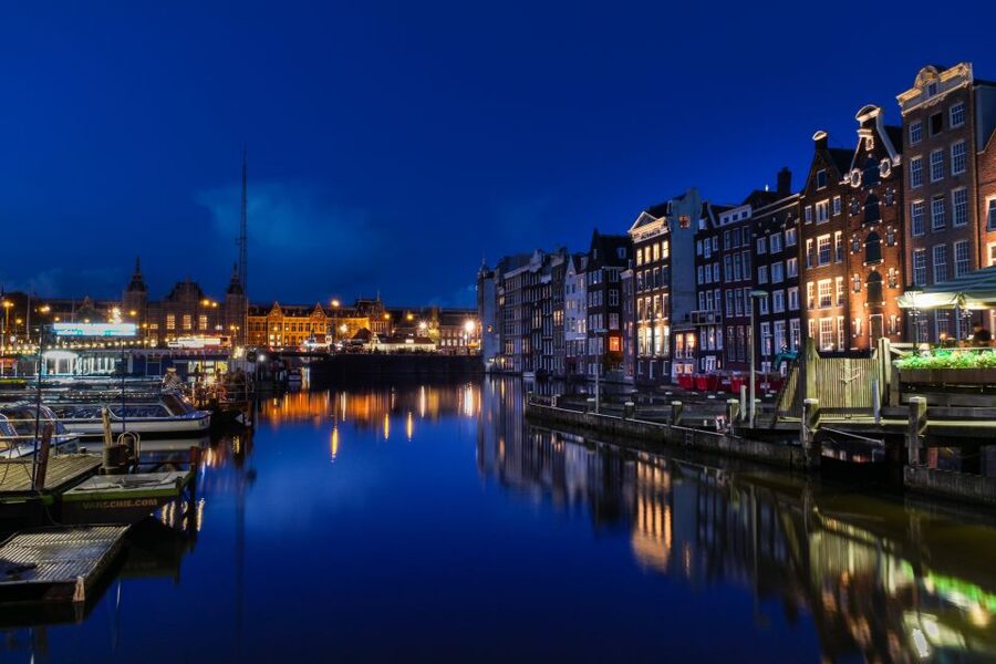 Amsterdam: Private Romantic Evening Boat Tour with Prosecco - Why Amsterdam’s canals work so well after dark