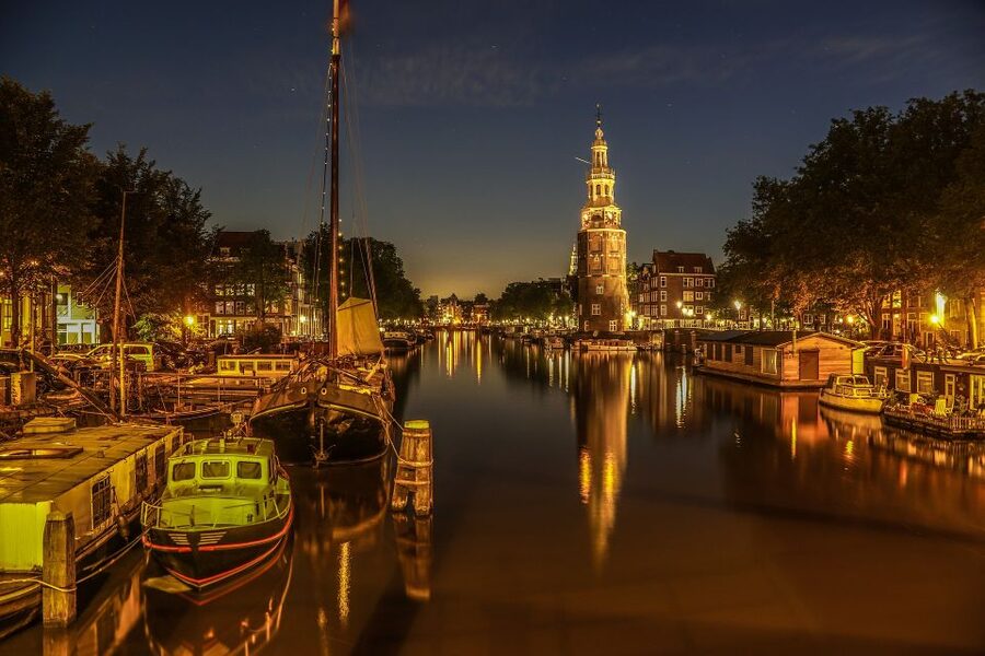 Amsterdam: Private Romantic Evening Boat Tour with Prosecco - Reguliersgracht and the famous bridge views