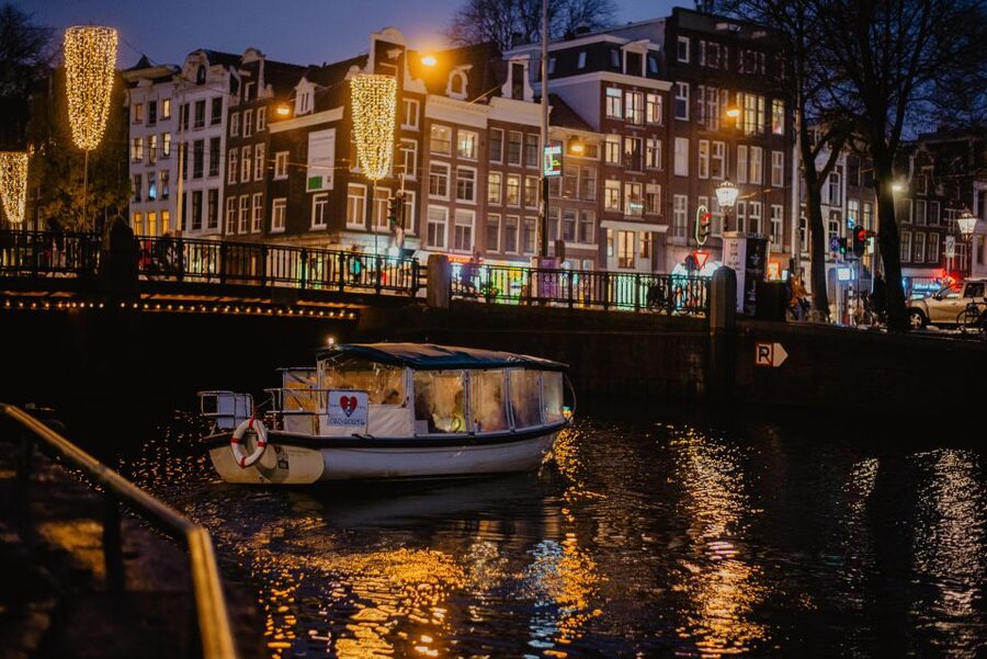 Amsterdam: Private Romantic Evening Boat Tour with Prosecco - Herengracht brings the route home