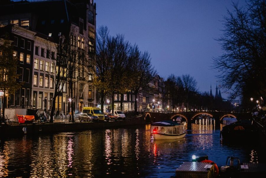 Amsterdam: Private Romantic Evening Boat Tour with Prosecco - The canal belt opens the evening