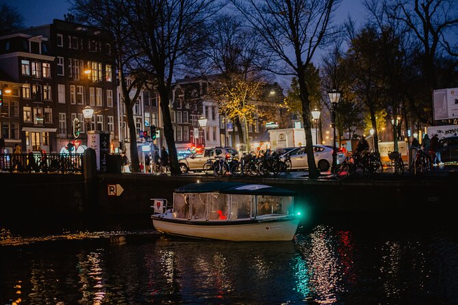 Amsterdam: Private Romantic Evening Canal Cruise + Bubbles/Snacks - A quiet start at Herengracht 605