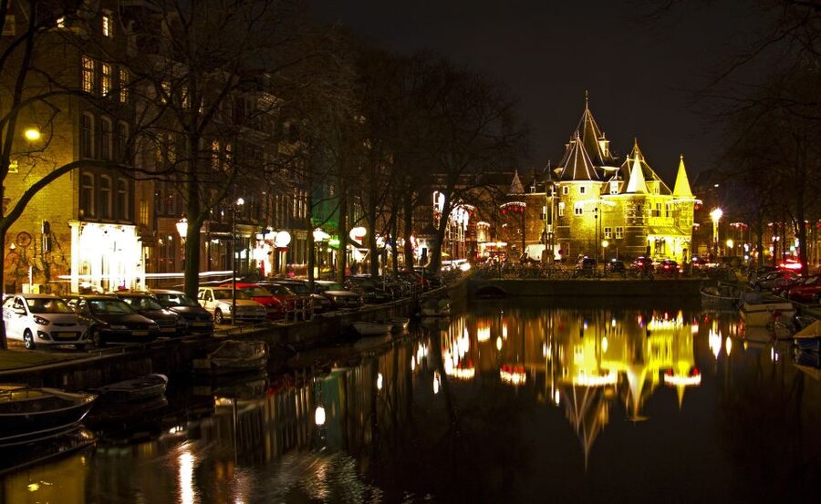 Amsterdam Private Welcome Tour with a Local Guide - Personalities that shape the experience