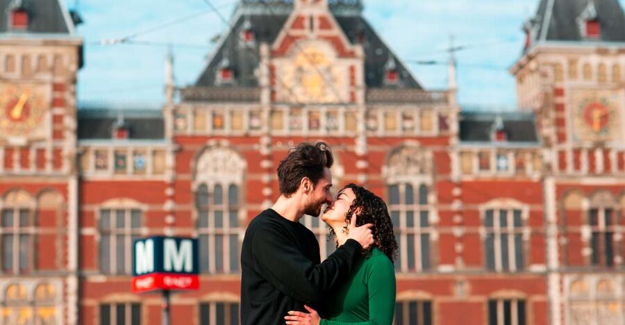 Amsterdam: Professional photoshoot at Centraal Station - The 30 to 45-Minute Photo Session