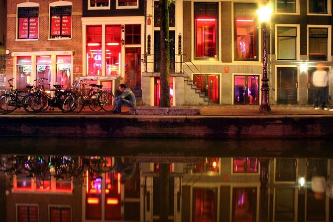 Amsterdam Red Light District and City Center Walking Tour - The smallest house and a trading company’s storage room