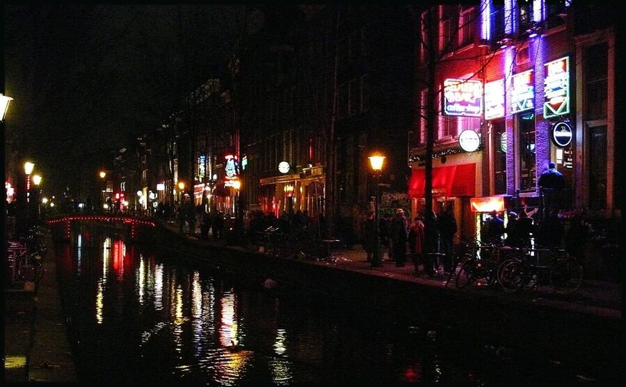 Amsterdam Red Light District and Old Town Walking Tour - Red-lit windows, bars, and nightclubs