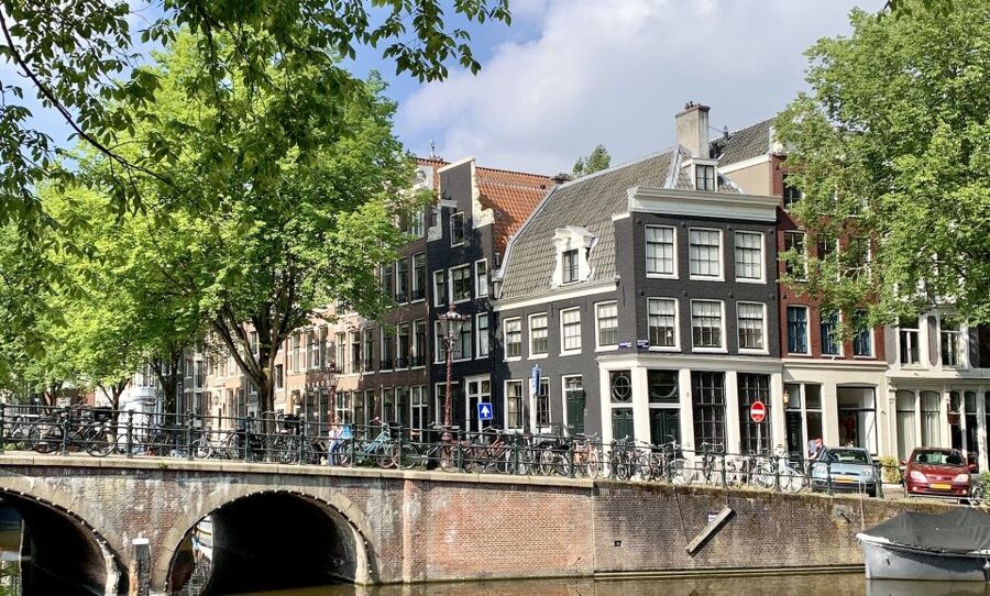 Amsterdam: Red Light District & City Tour German or English - Coffeeshop culture and Nieuwmarkt