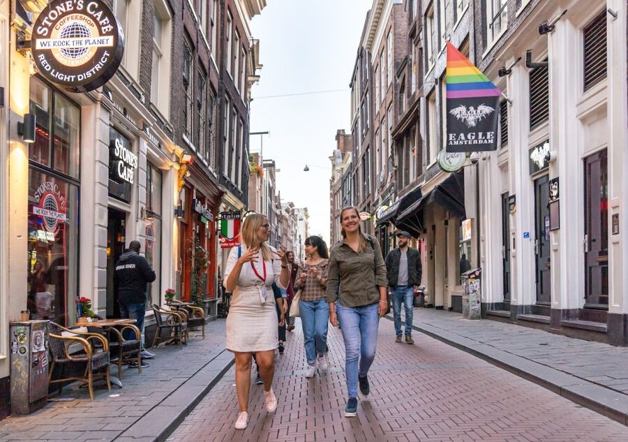 Amsterdam: Red Light District & City Tour German or English - What the two-hour pace feels like
