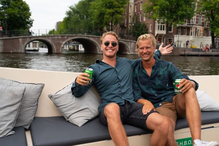 Amsterdam: Red-Light District Pub Crawl and Booze Boat Tour - A canal cruise with a party soundtrack