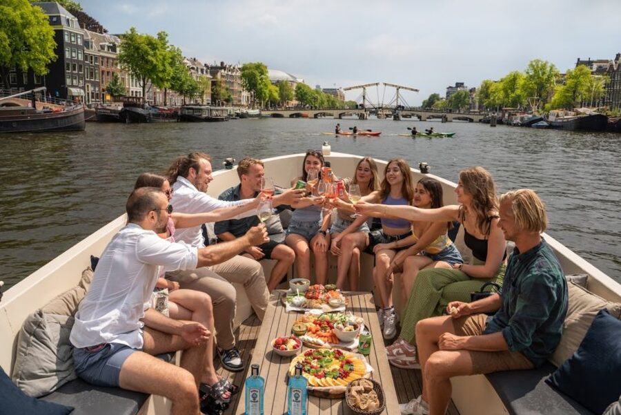 Amsterdam: Red-Light District Pub Crawl and Booze Boat Tour - Four pubs, four different chances to settle in