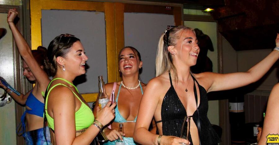Amsterdam: Red Light District Pub Crawl with Unlimited Shots - The first 30 minutes: use the opening offer wisely