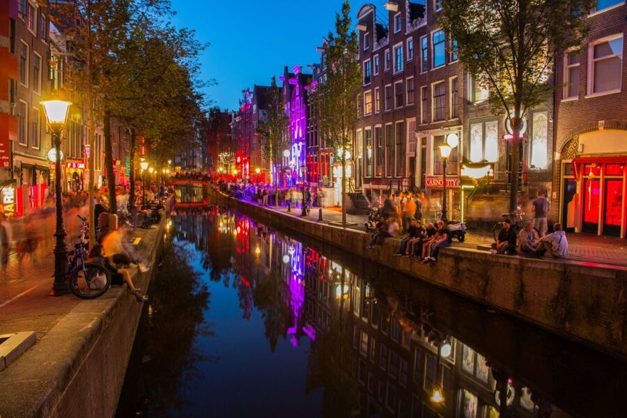 Amsterdam: Red Light District walking tour - Seeing the famous red windows