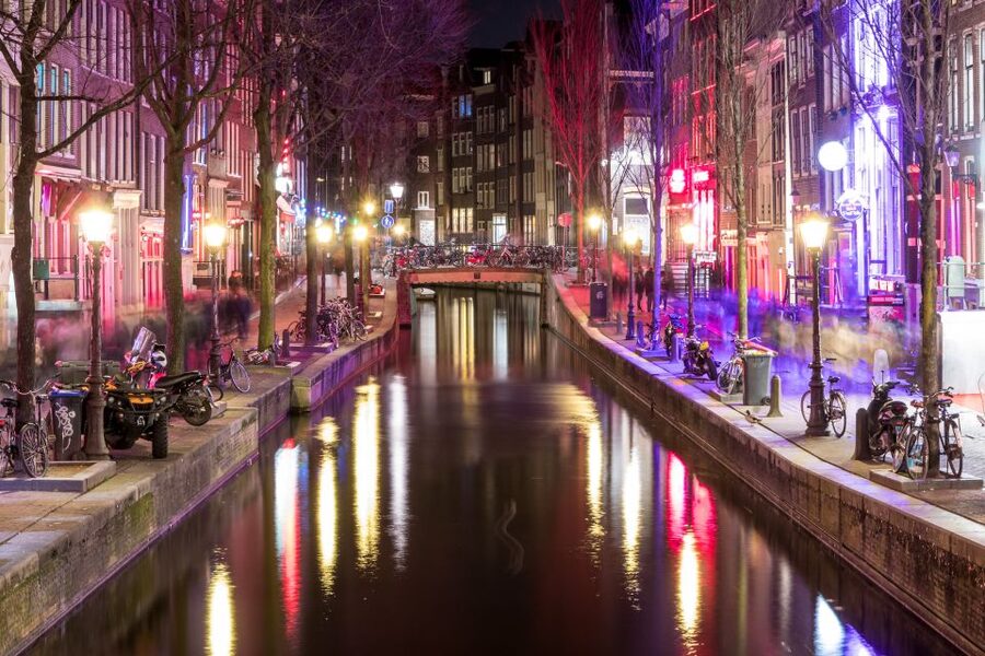 Amsterdam: Red Light District walking tour - Making sense of coffeeshop culture