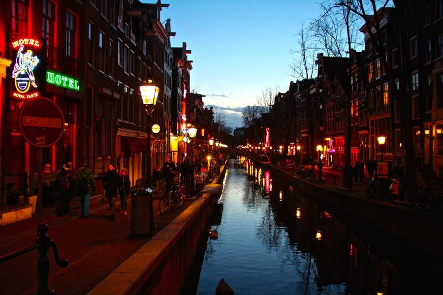 Amsterdam: Red Light District walking tour - What two hours gives you