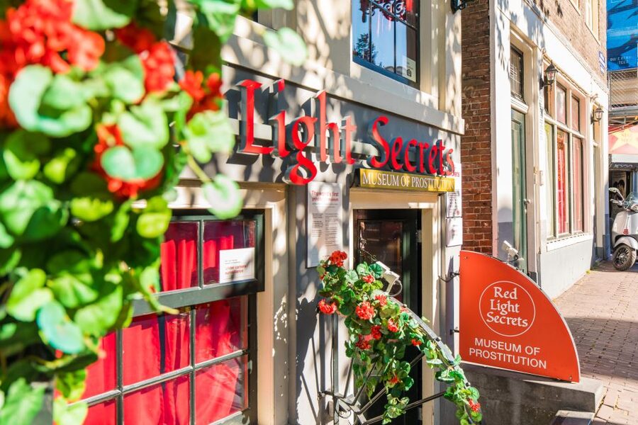 Amsterdam: Red Light Secrets Museum and 1-Hour Canal Cruise - How to make the $31 worthwhile