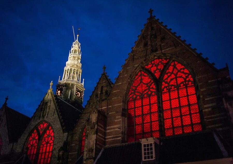 Amsterdam: Red Light Tour Exclusive + Peep Show - Dancing Houses and the odd details of the canal city