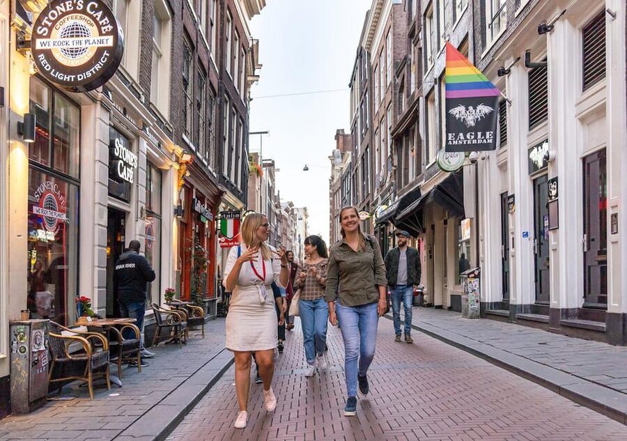 Amsterdam: Red Light Tour Exclusive + Peep Show - Borstplaat in brons and the small art stop
