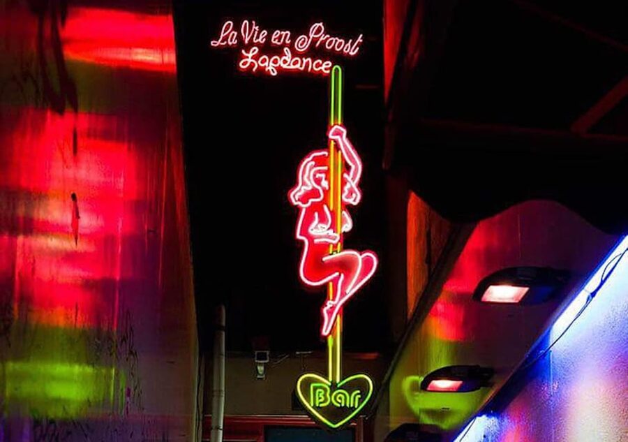 Amsterdam: Red Light Tour Exclusive + Peep Show - The Bulldog and coffeeshop politics